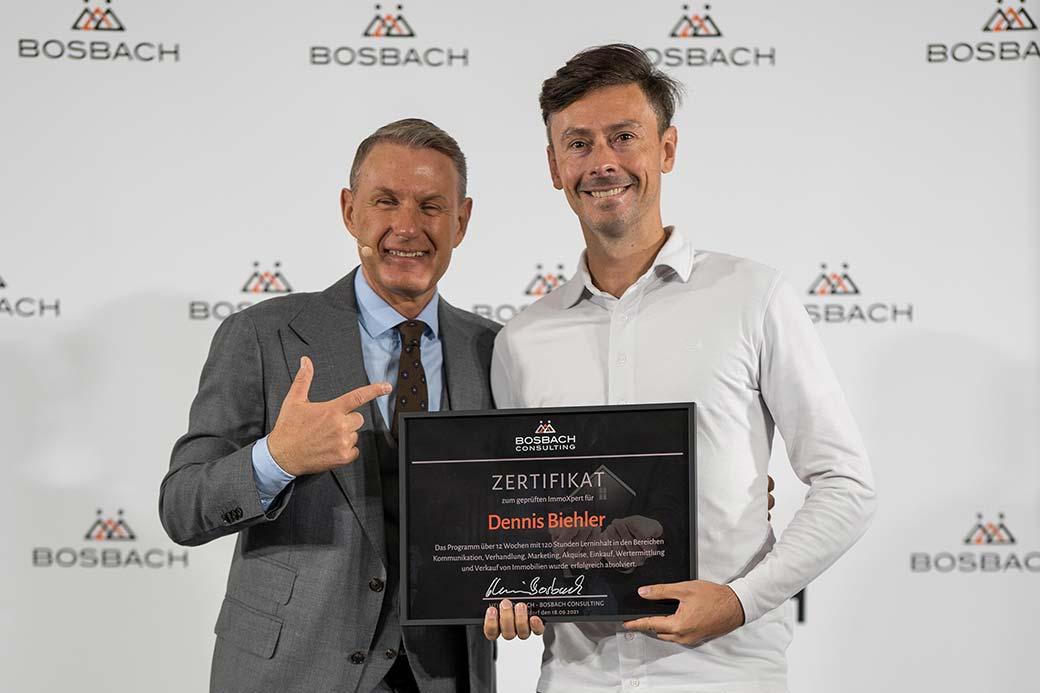 Dennis Biehler, Immobilienmakler, erhält eine Auszeichnung
