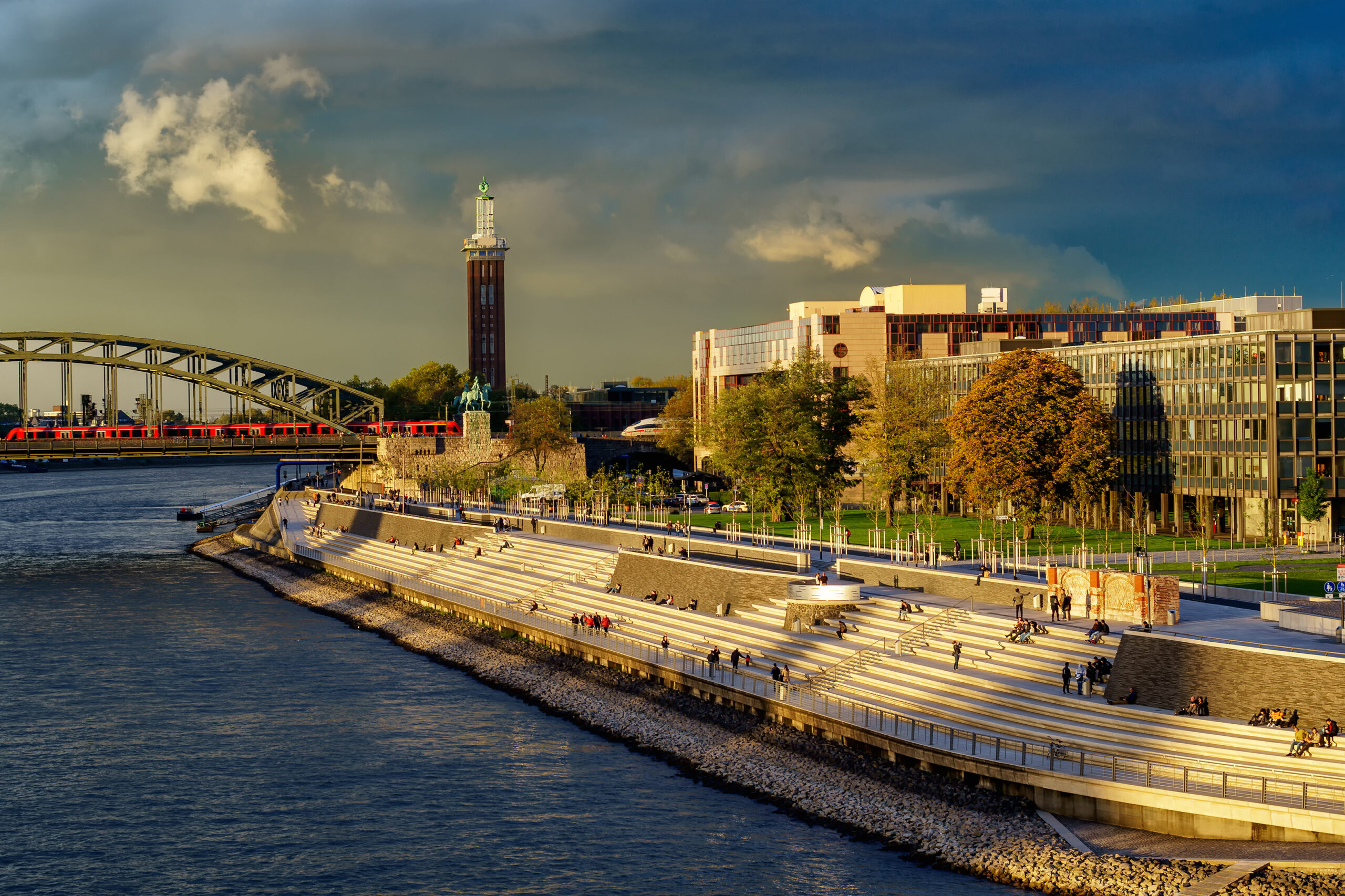 Blick auf den Rheinboulevard in Köln Deutz