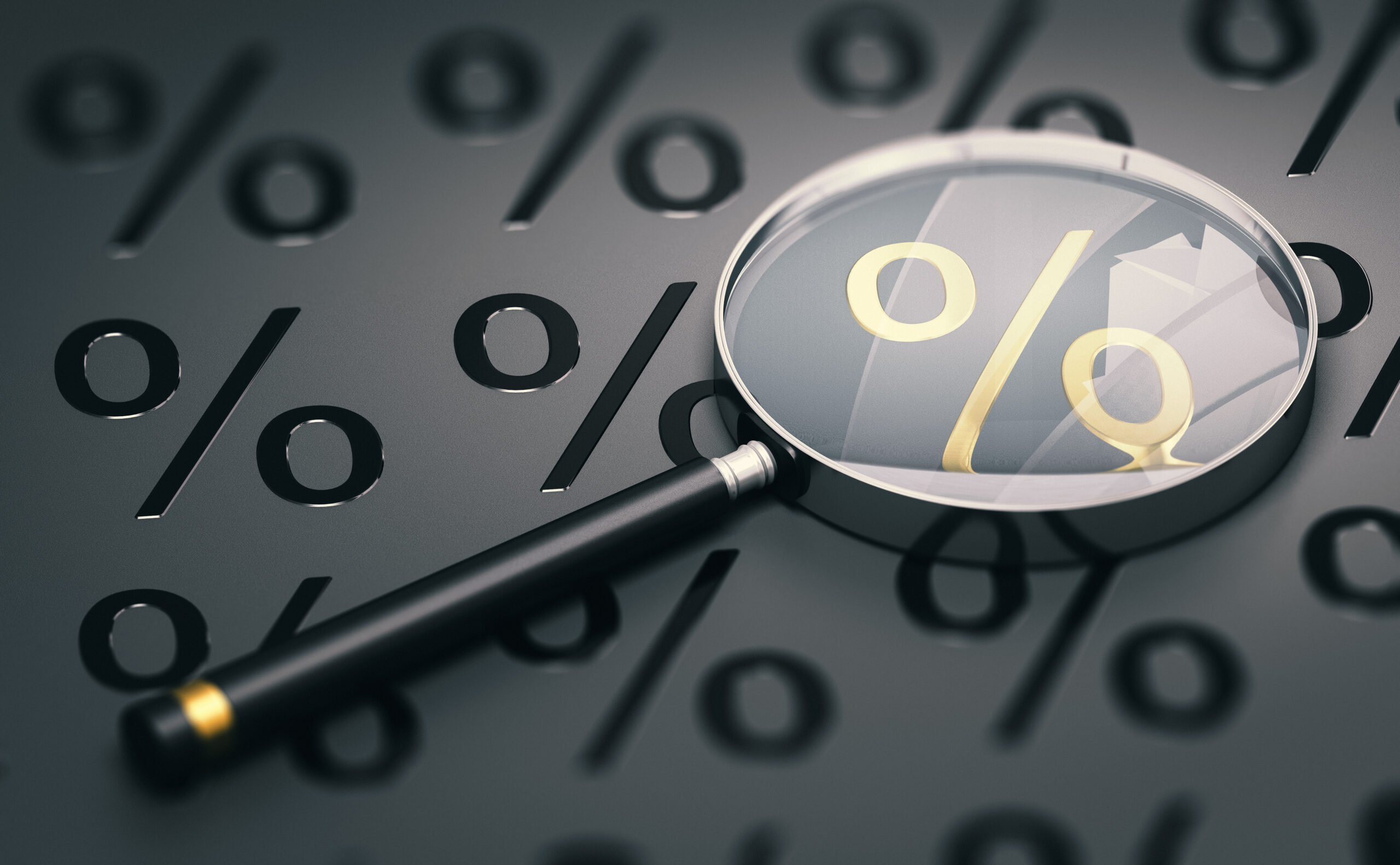 3D-Illustration einer Lupe über schwarzem Hintergrund mit Prozent-Symbolen und Fokus auf ein goldenes Symbol.