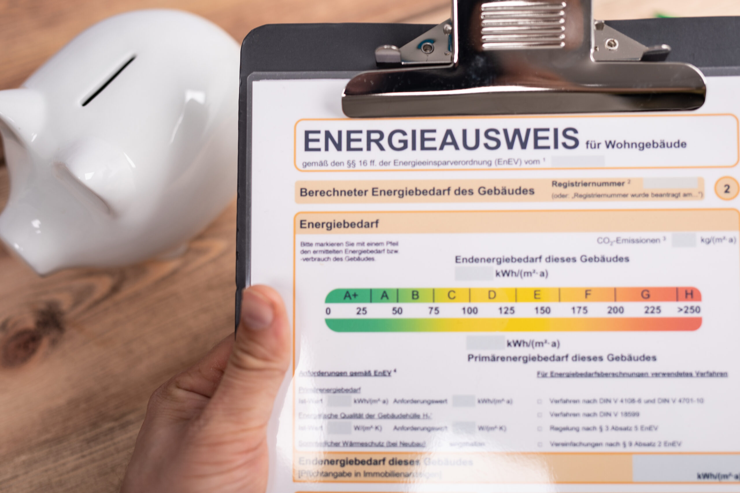 Nahaufnahme eines Energieausweises auf einem Klemmbrett