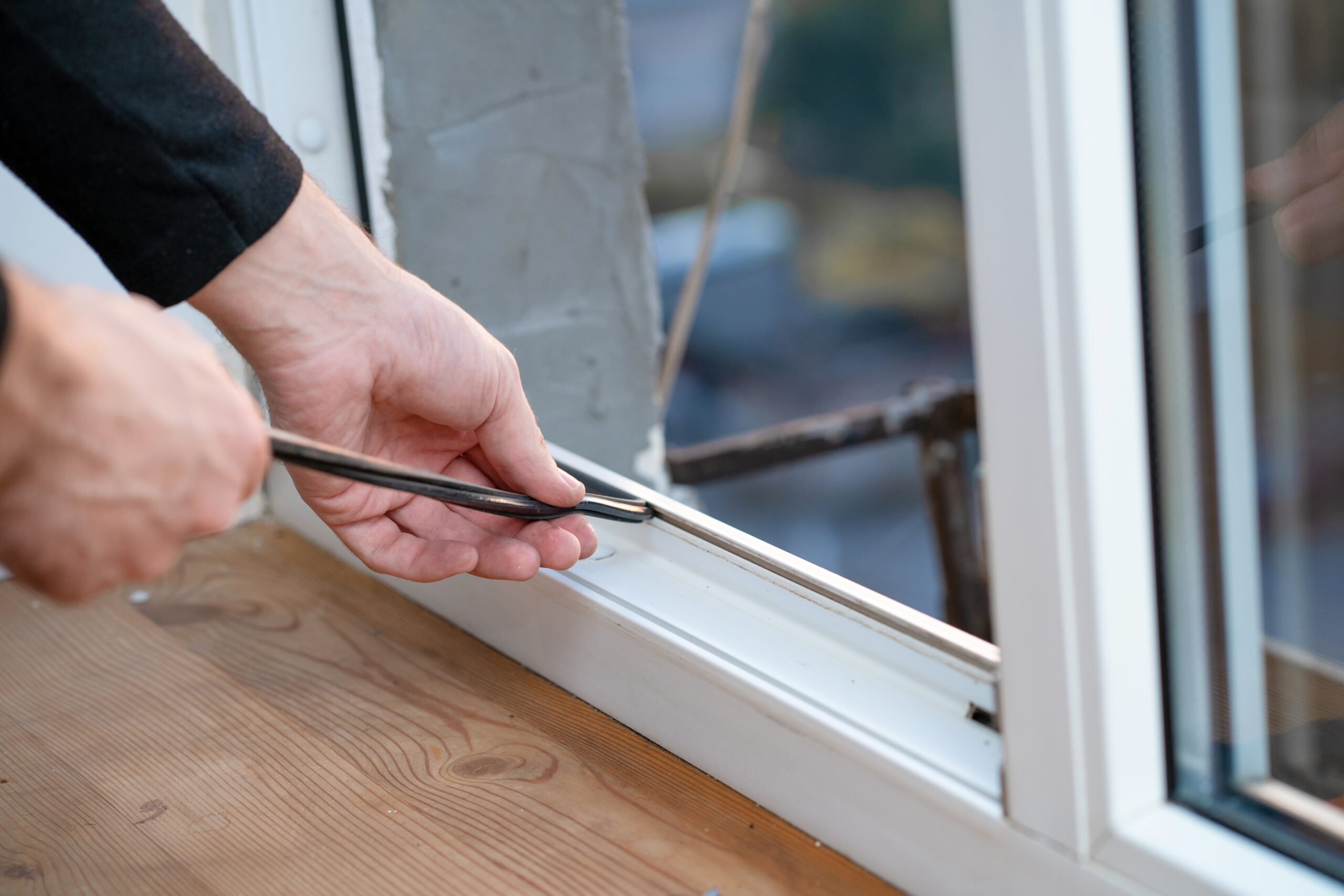 Handwerker repariert Fenster