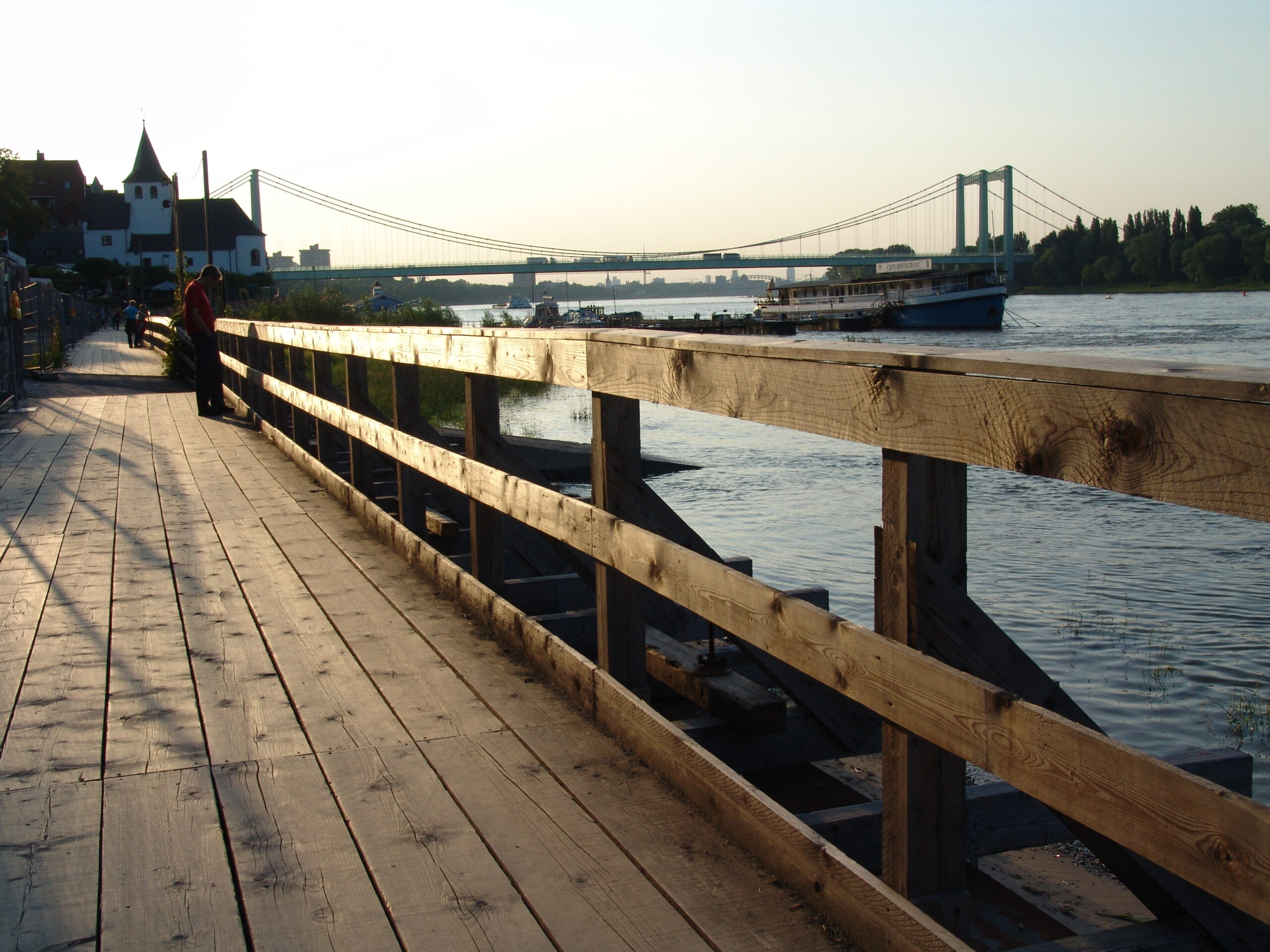 Blick auf den Rhein von Köln Rodenkirchen und die Rodenkirchener Brücke