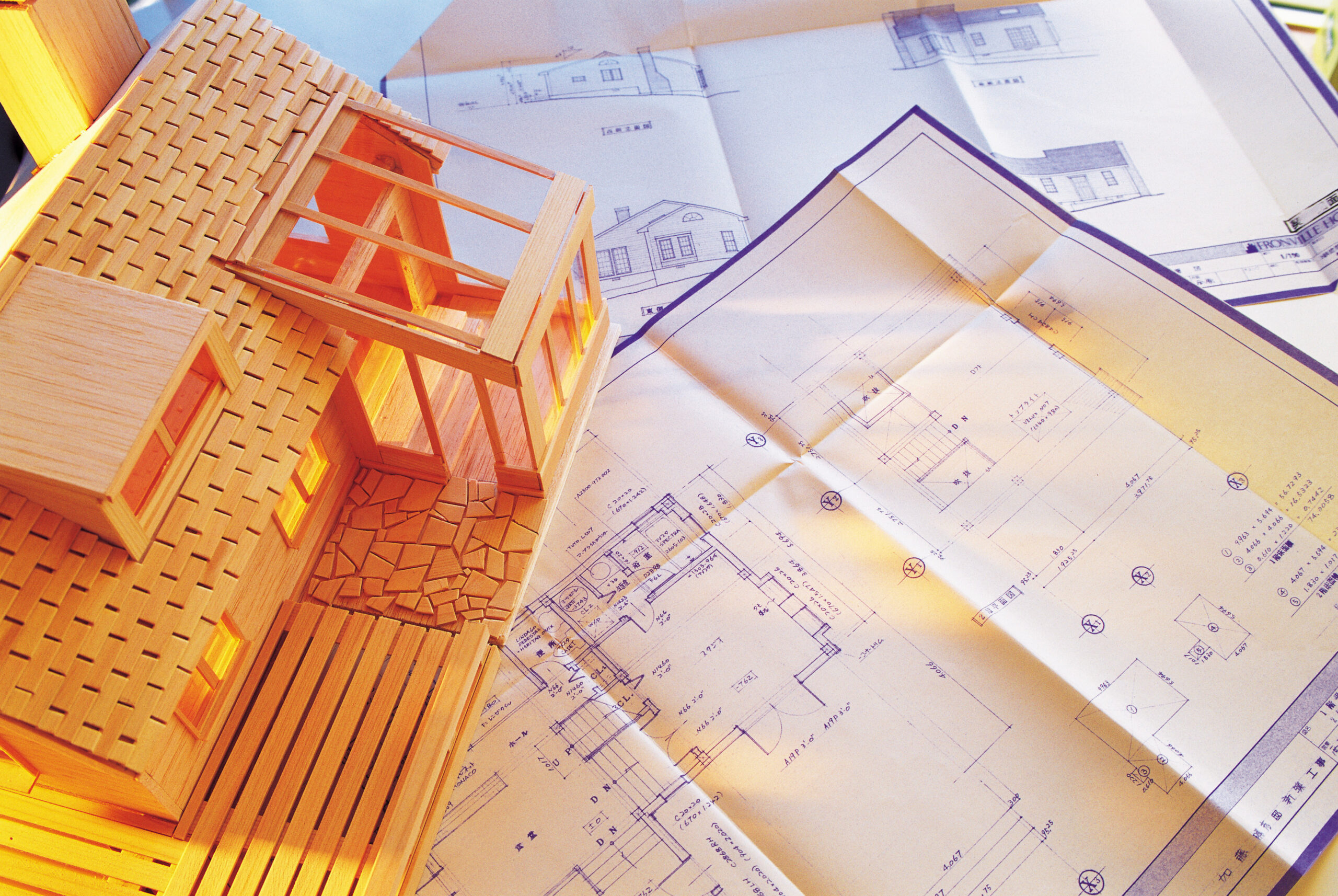 Pläne für einen Hausbau und ein Modellhaus