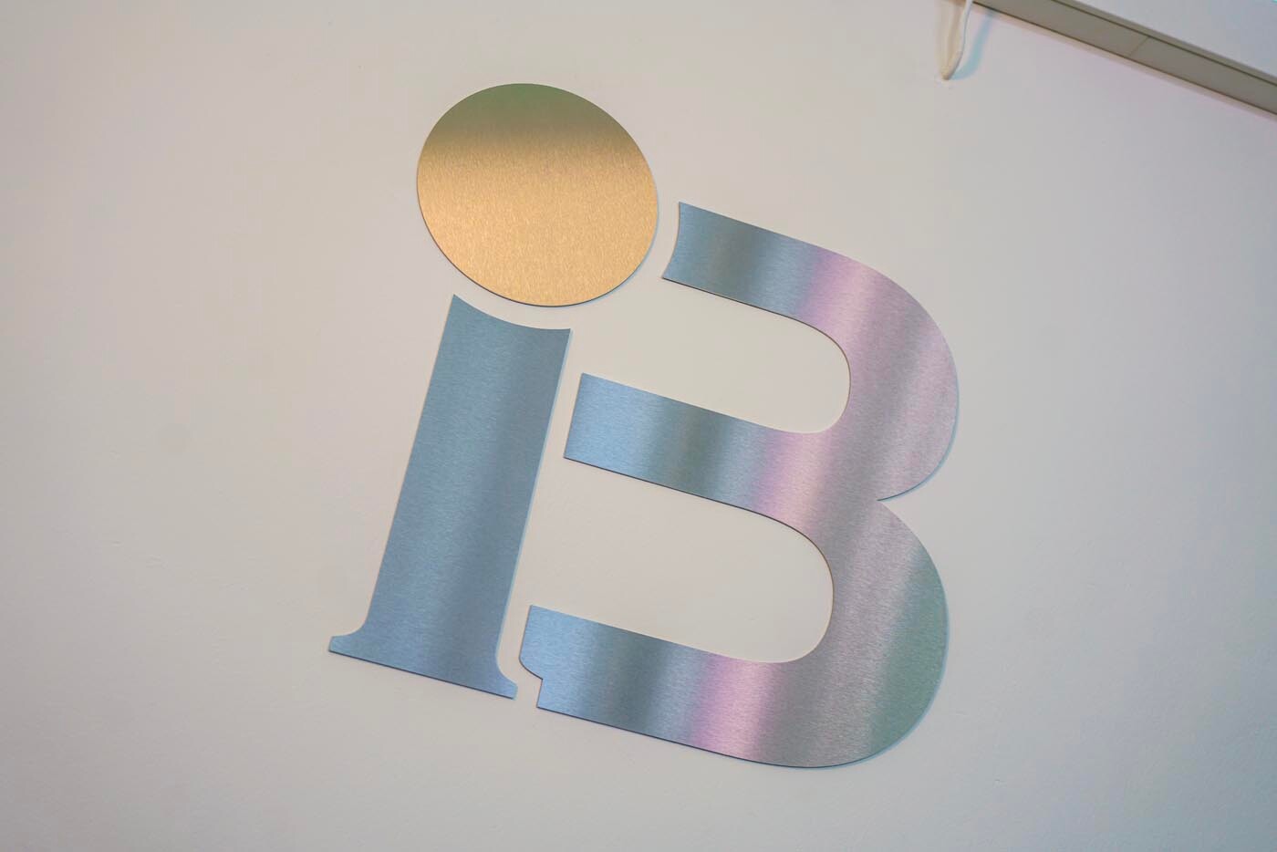 Logo von ImmoBiehler im Büro an der Wand