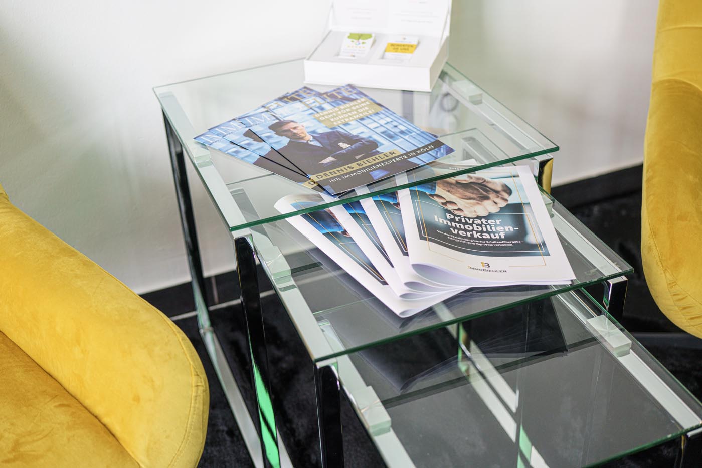 Broschüren auf einem Tisch im Büro von ImmoBiehler