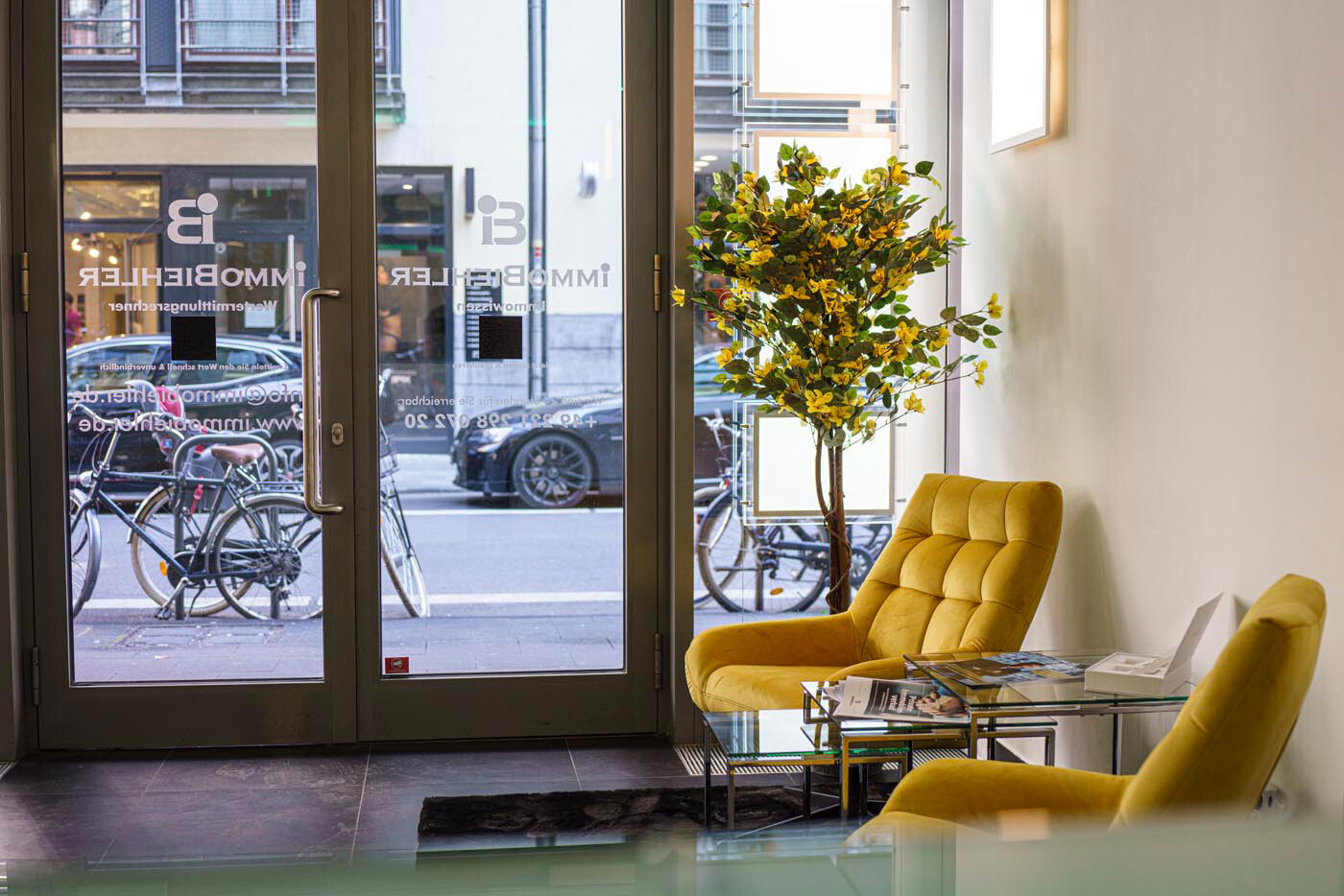 Sitzecke im Büro von ImmoBiehler - Immobilienmakler in Köln