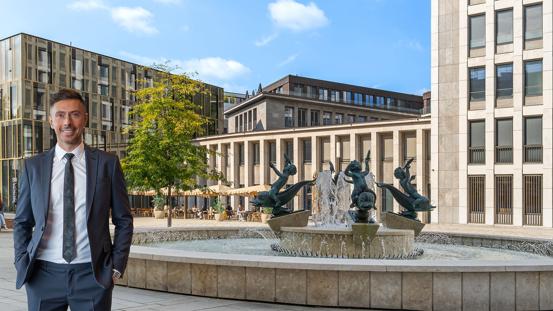 Dennis Biehler, Inhaber von ImmoBiehler, vor einem Brunnen in Köln