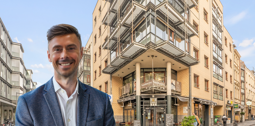 Dennis Biehler, Inhaber von ImmoBiehler, vor Immobilien in Köln