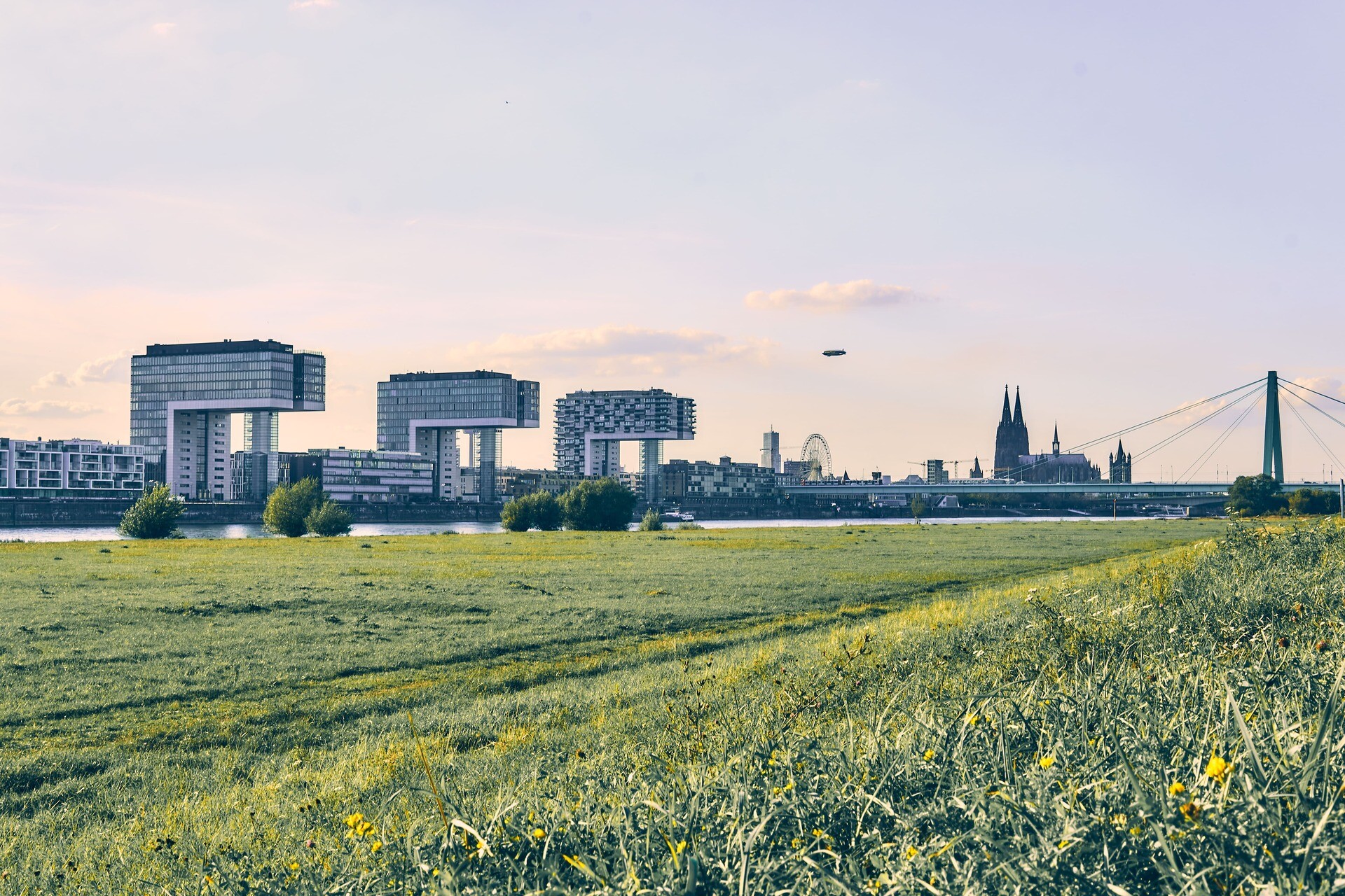Blick auf Köln von den Poller Wiesen: Symbol für Immobilienpreise in Köln