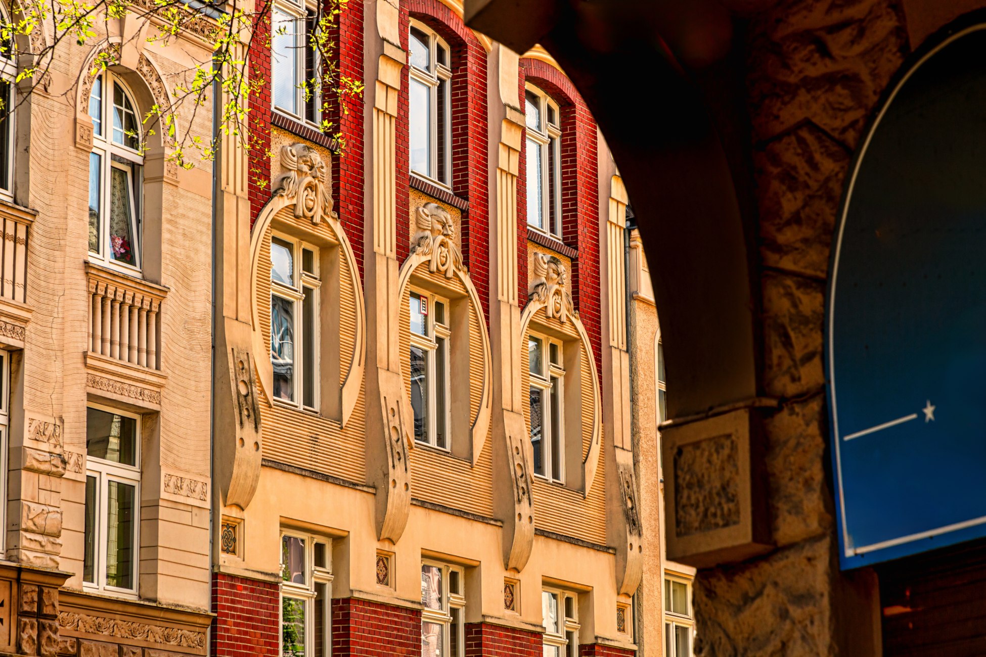 Fassade eines Altbaus in Köln Nippes: Beliebteste Stadtteile in Köln