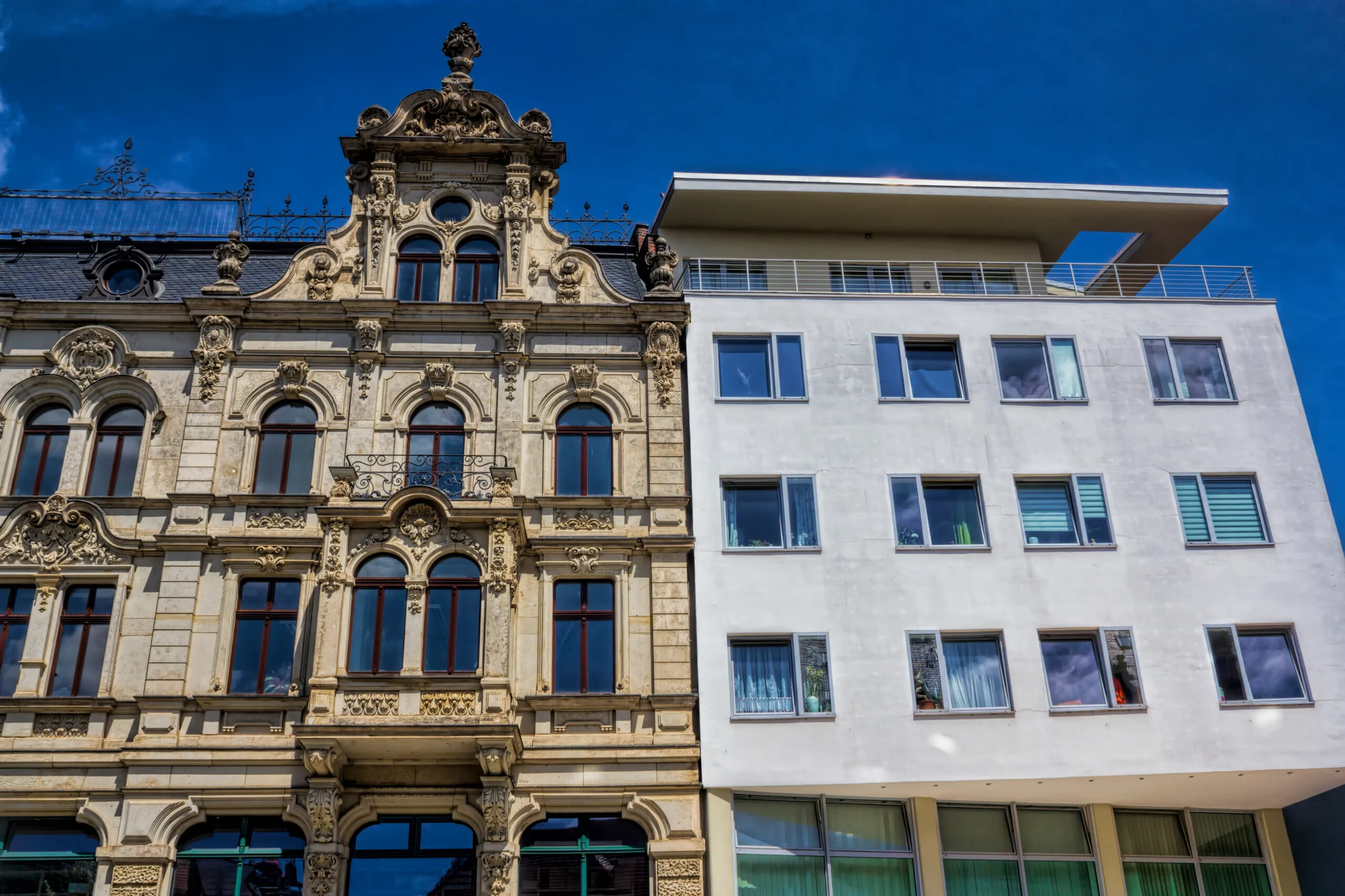 Modernes Haus neben historischem Gebäude