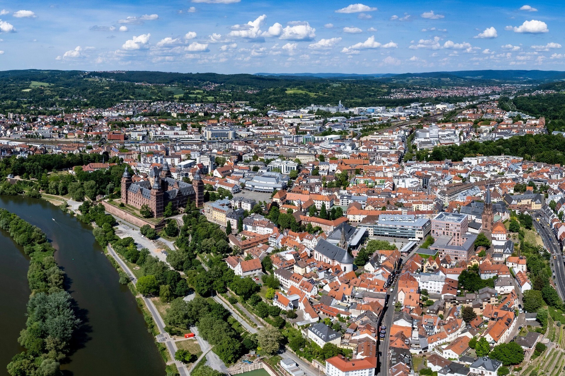 Luftaufnahme der Altstadt von Aschaffenburg in Bayern an einem sonnigen Frühlingsmittag.