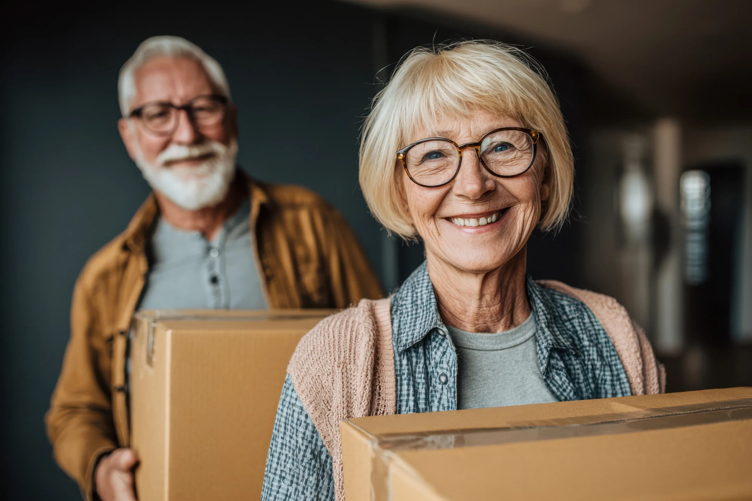Älteres Ehepaar beim Umzug