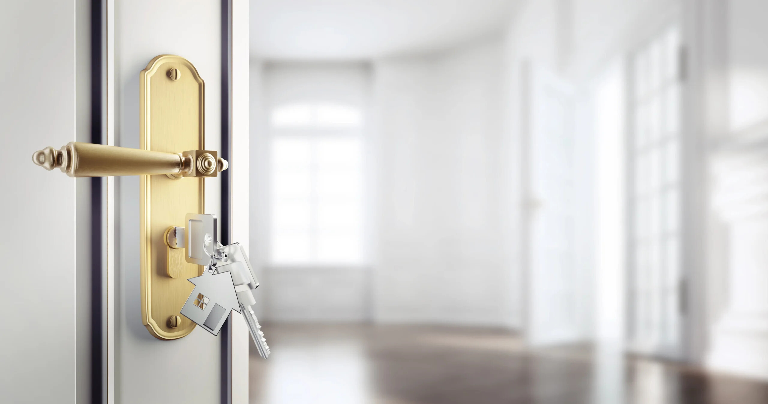 Geöffnete Tür mit Schlüssel im Schloss