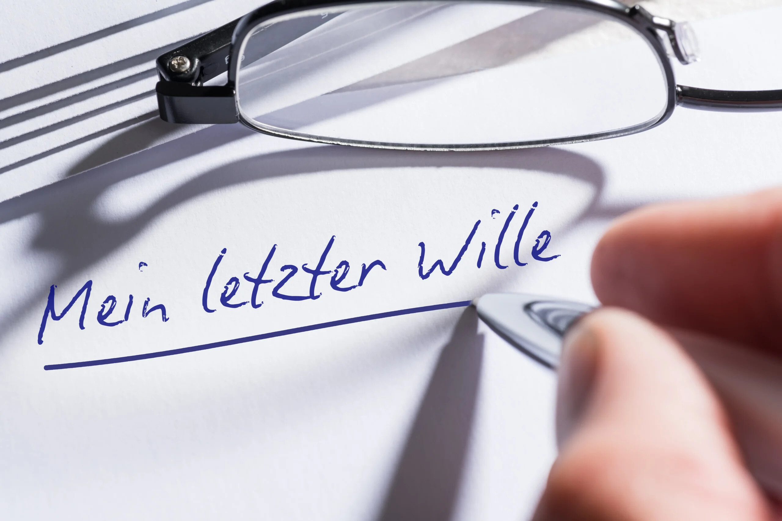 Jemand schreibt "Mein letzter Wille"