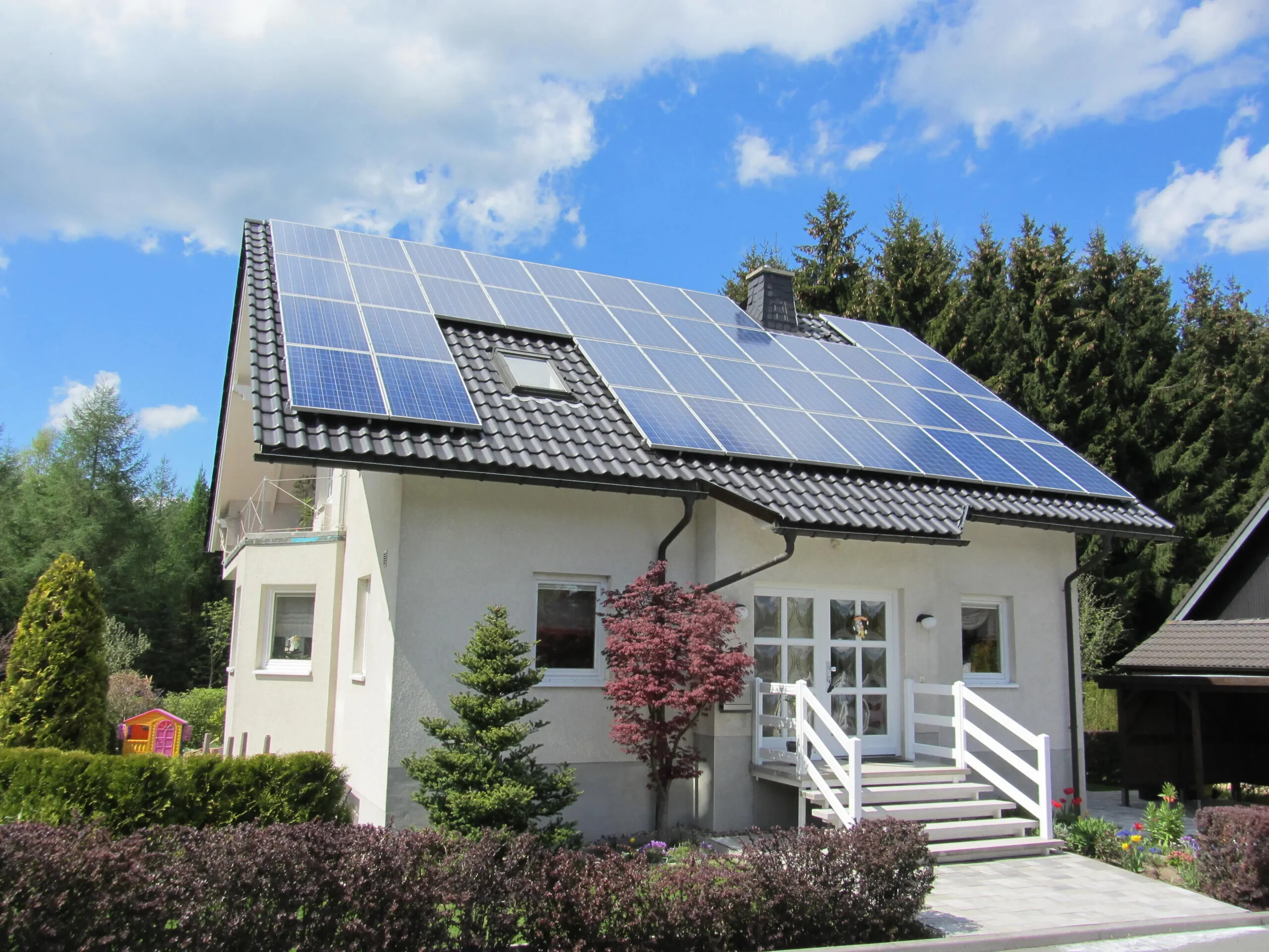 Modernes Einfamilienhaus mit Solaranlage