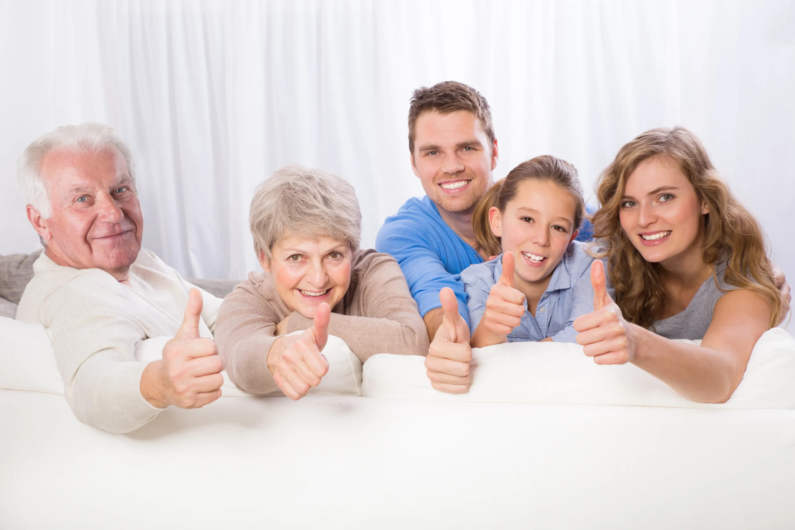 Glückliche Familie gibt "Daumen hoch"