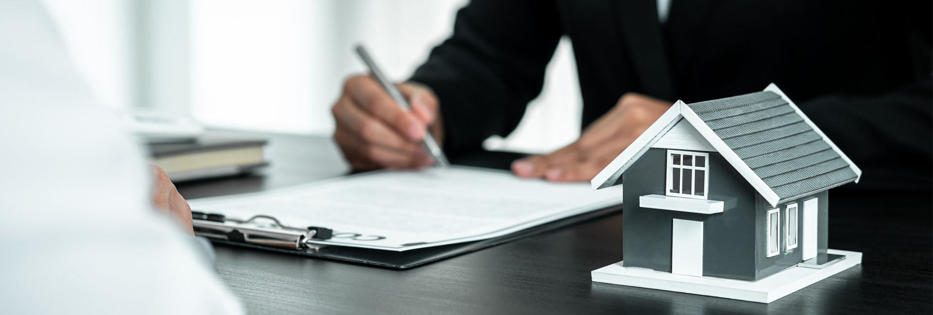 Vertrag für Haus wird unterschrieben