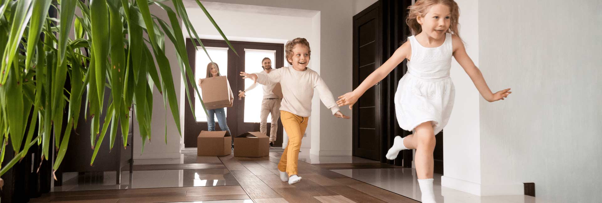 Familie zieht in ihr neues Haus ein