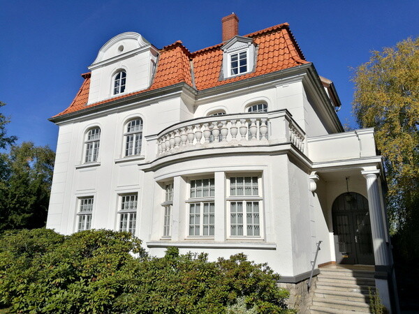Eine weiße Villa im Grünen