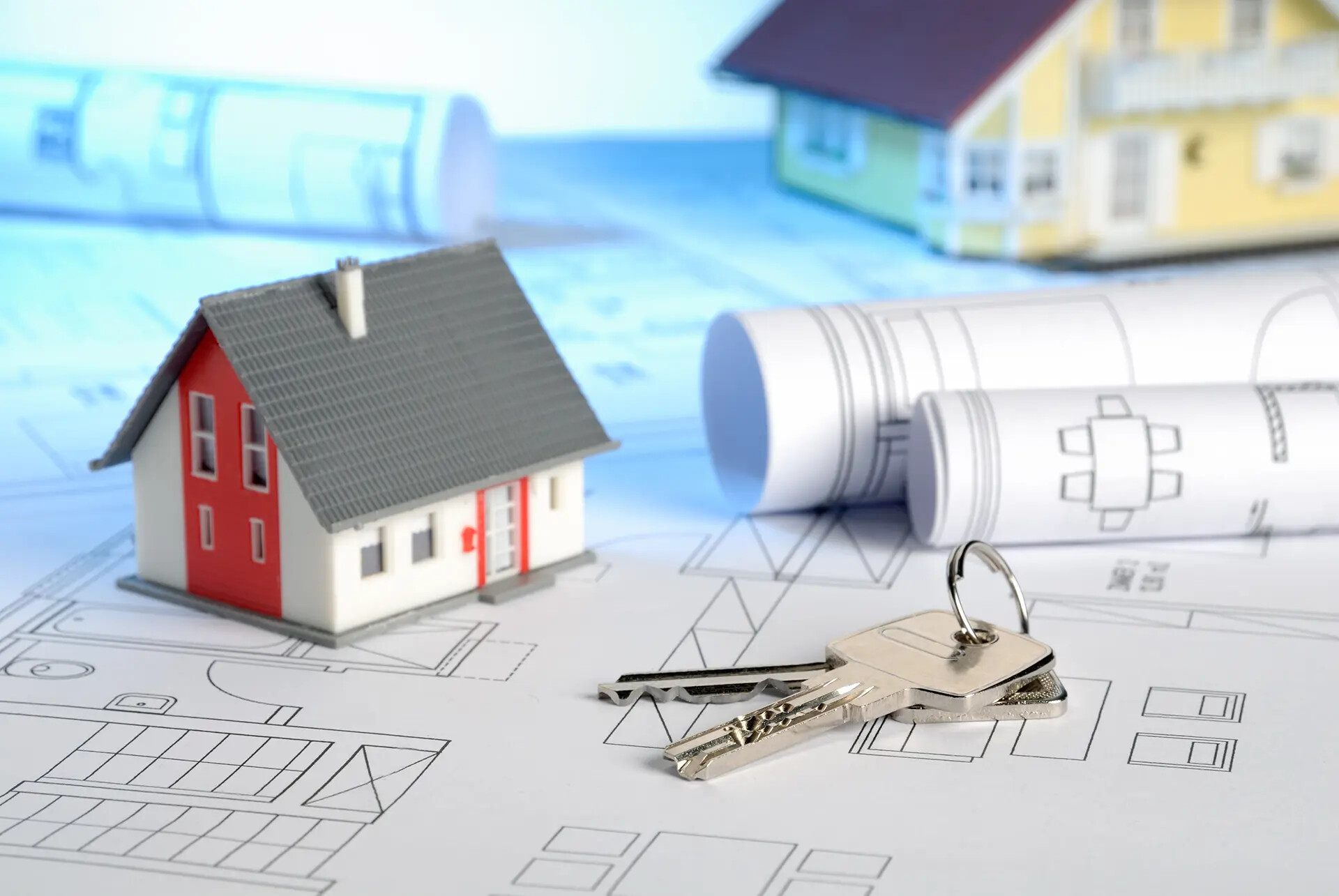 Eine Immobilienmaklerin zeigt einem Paar ein neues Haus, Innenaufnahme