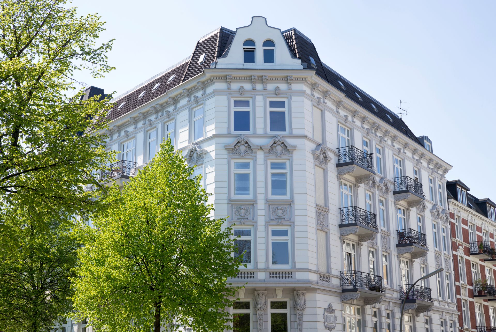 Weißes Mehrfamilienhaus