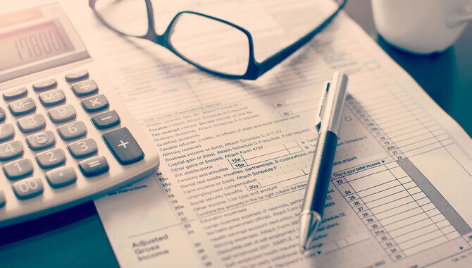 Beitragsbild zum Geltungsbereich MRG: Stift, Taschenrechner und Dokumente