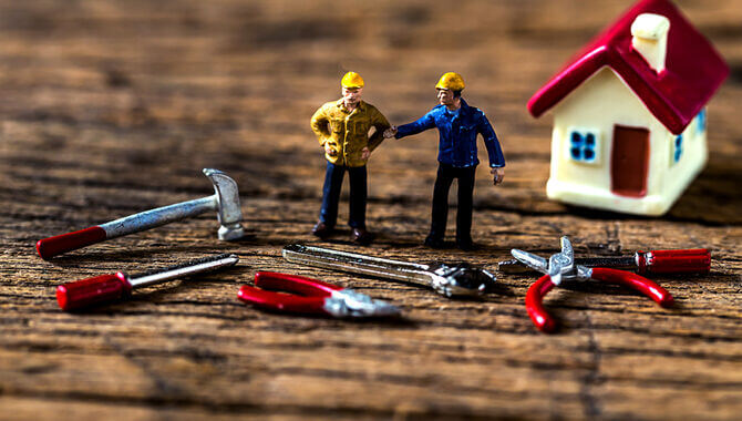 Kleine Miniatur-Handwerker mit Werkzeug als Symbol für die Wartungstipps