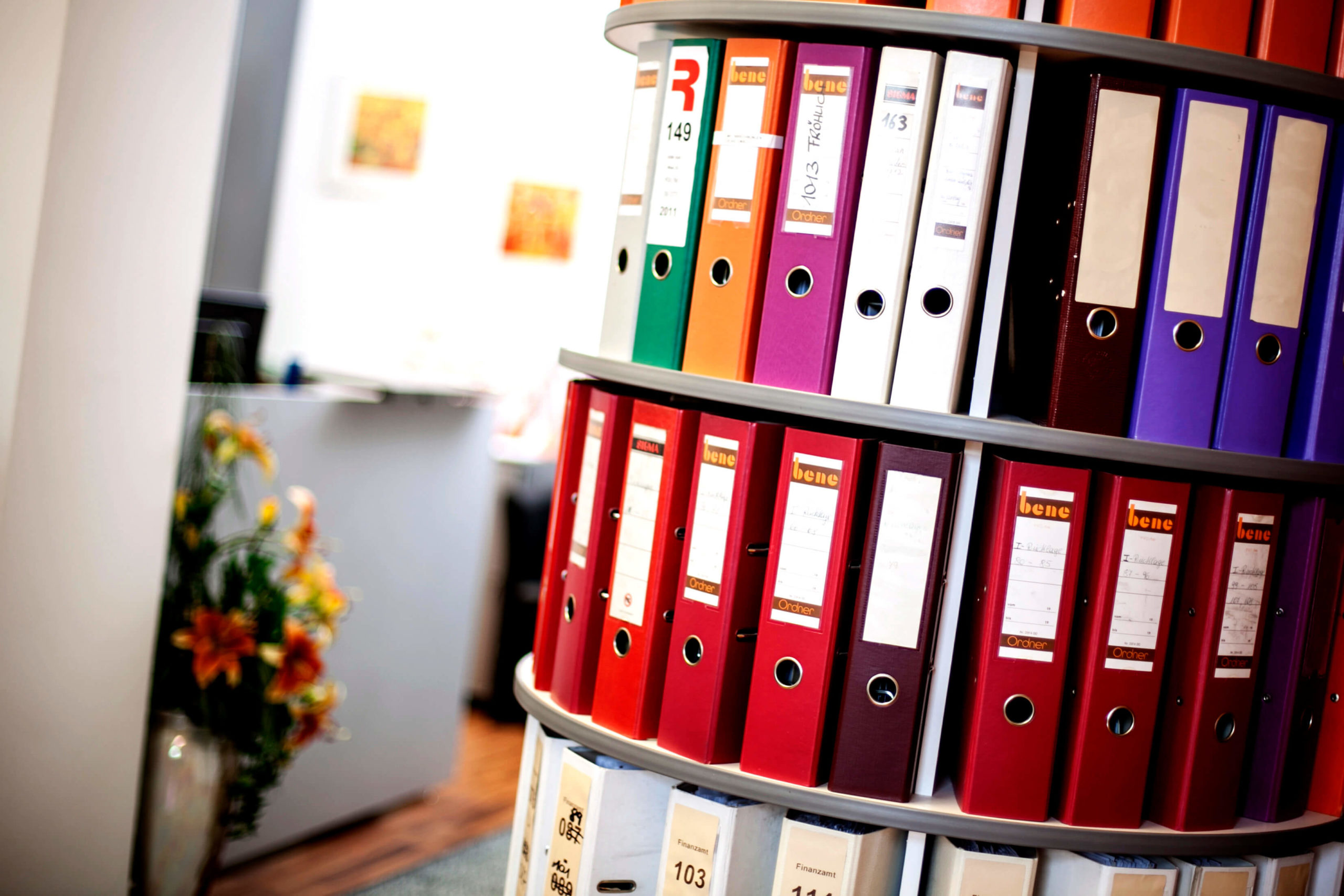 Aktenordner im Büro von Rezac in der Buchhaltung