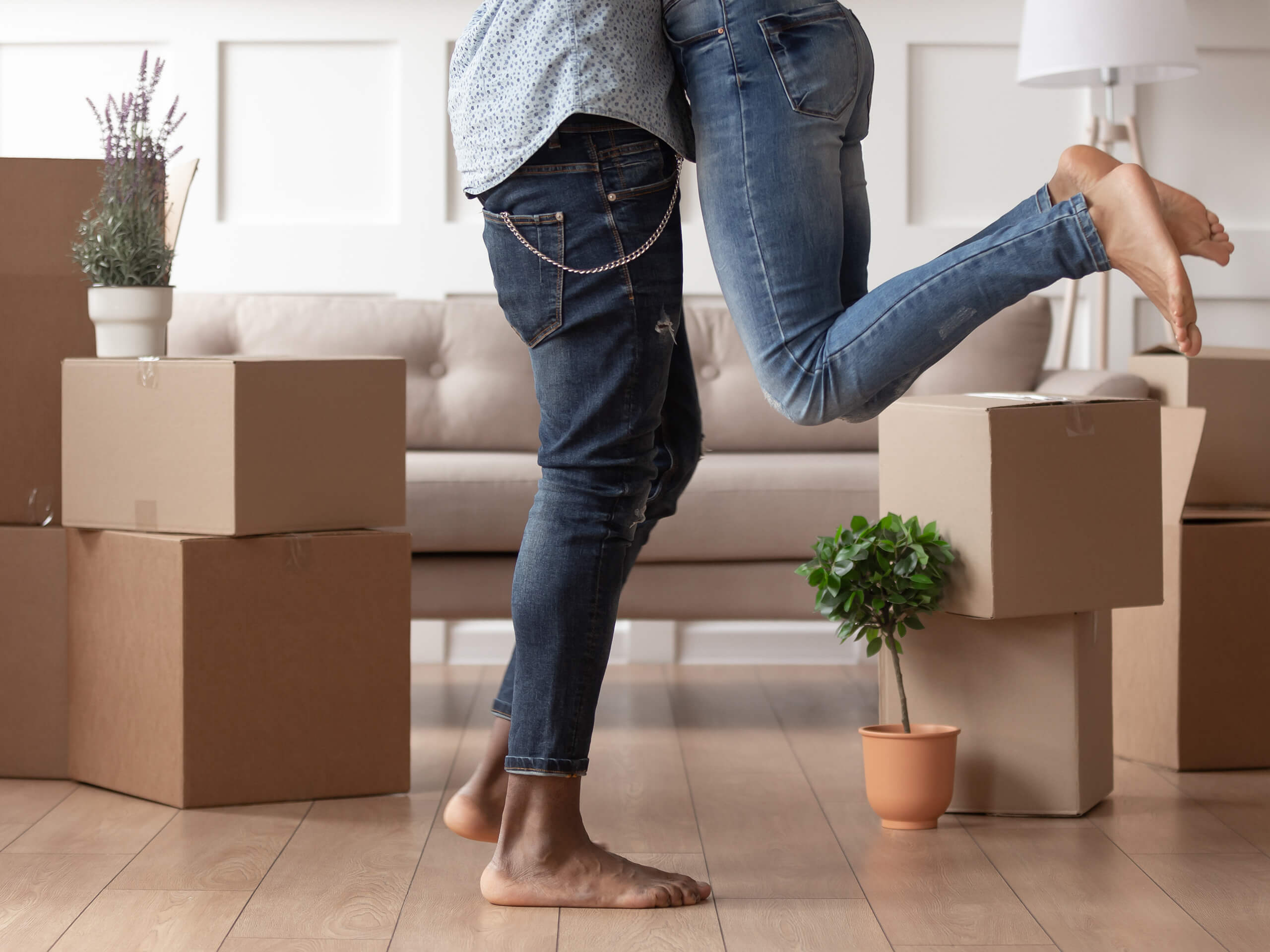 Glückliches Paar zieht in die neue Mietimmobilie ein