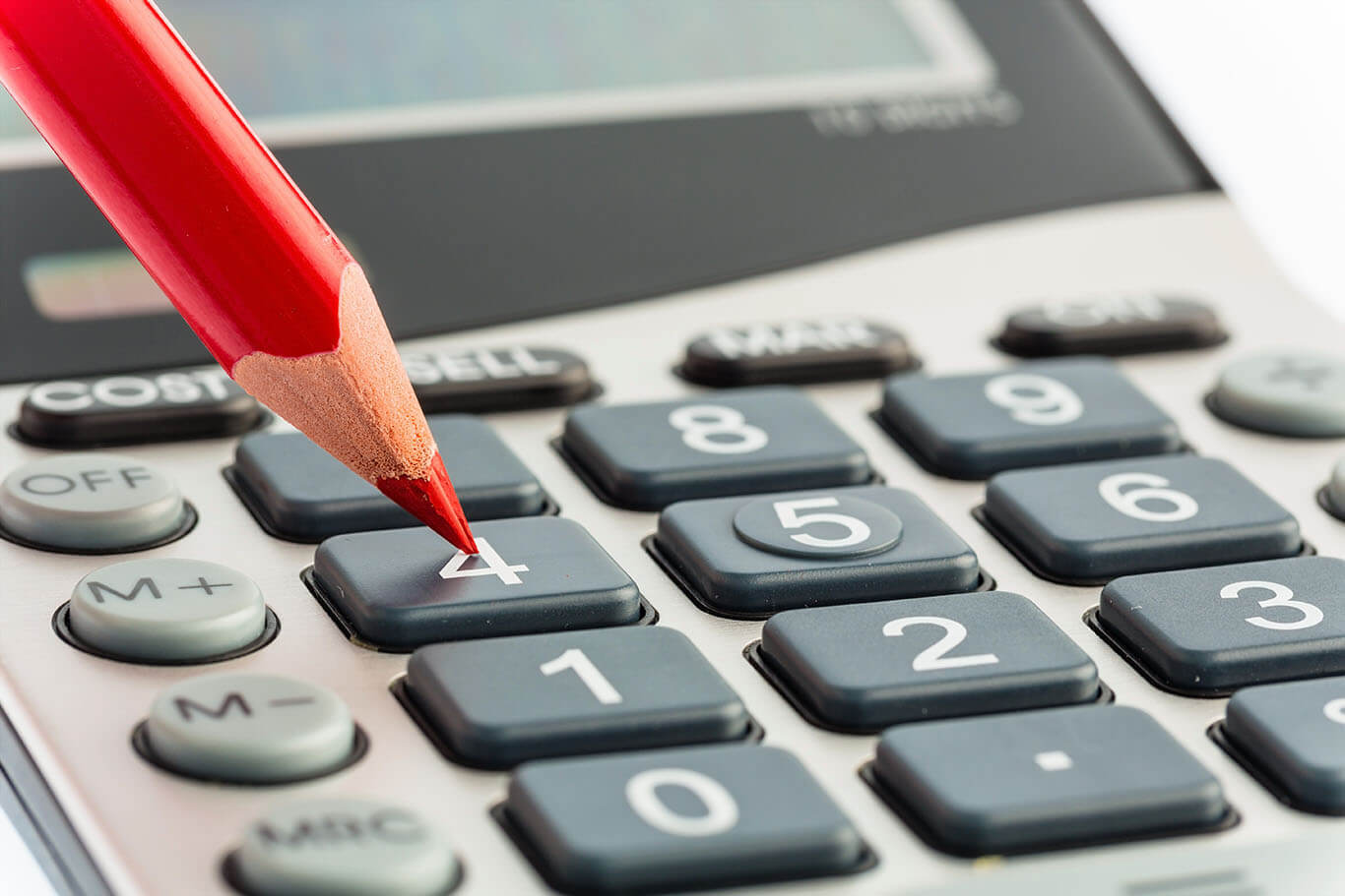 Bild eines Stifts und Taschenrechners als Symbol für kostenpflichtige Nebenleistungen in der Buchhaltung