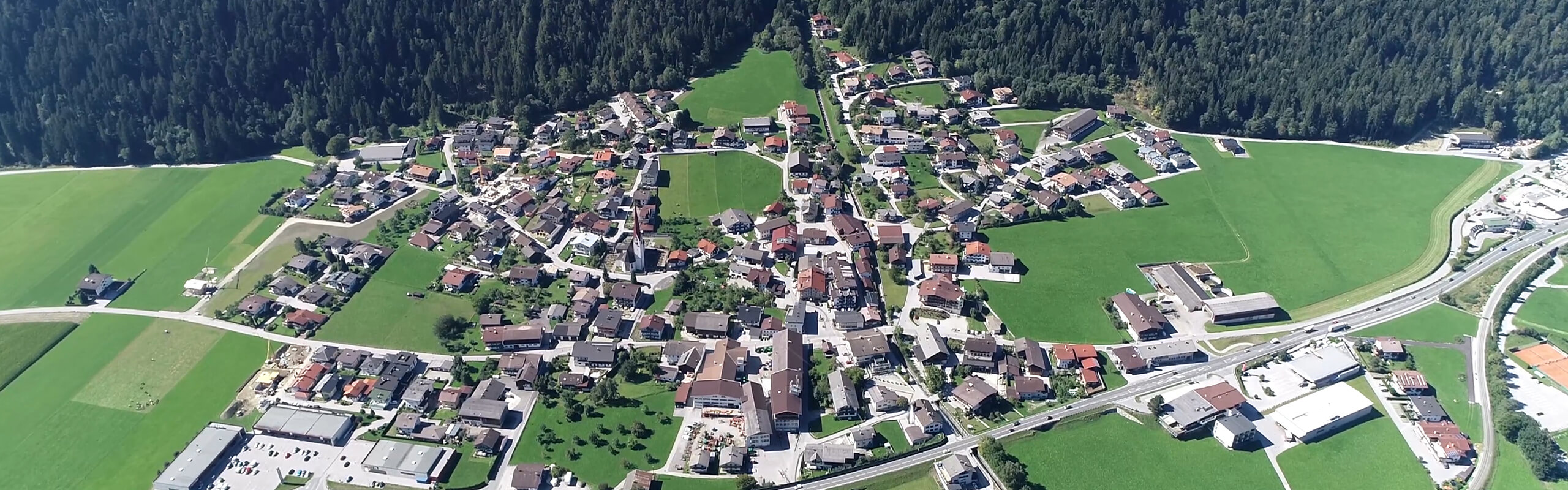 Luftansicht auf die Gemeinde Schlitters