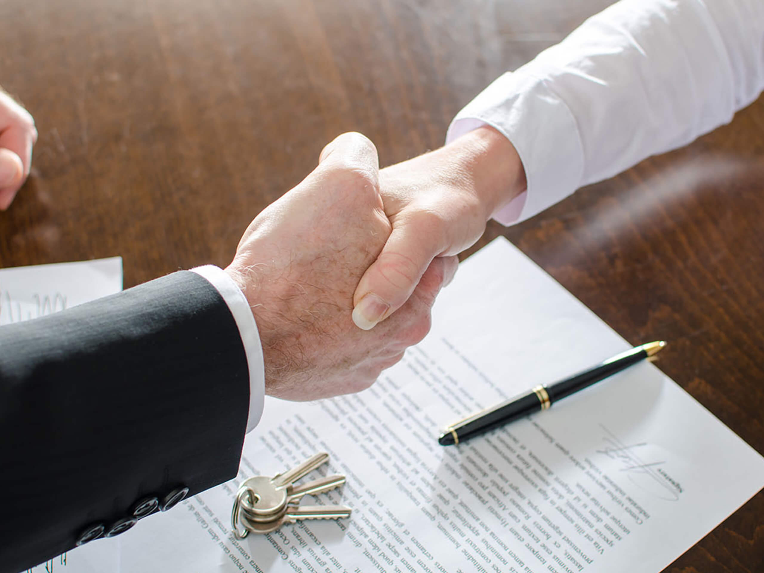 Hände schütteln beim Immobilienverkauf
