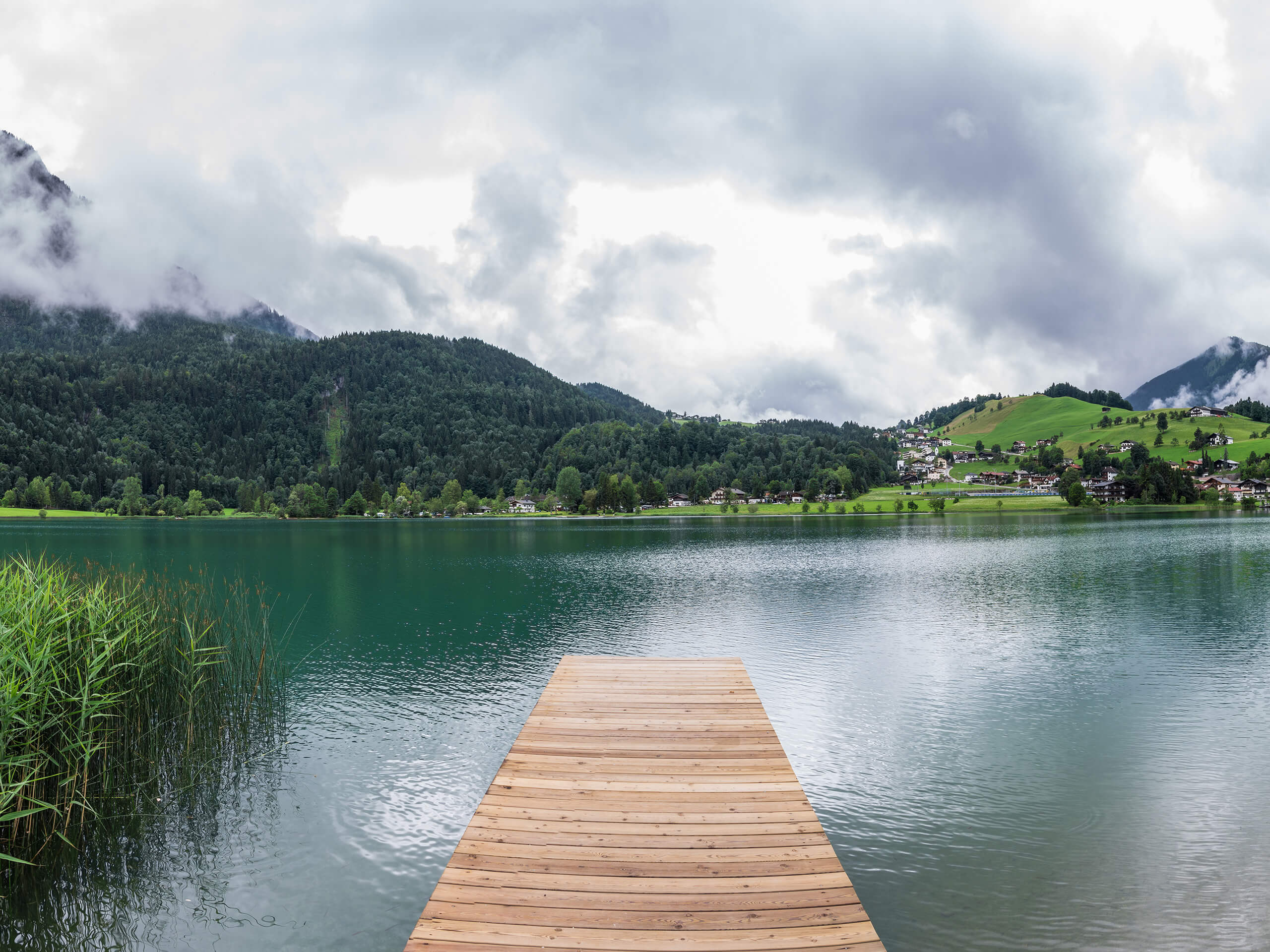 Anblick des Thiersees mit Bergen und Wäldern im Hintergrund