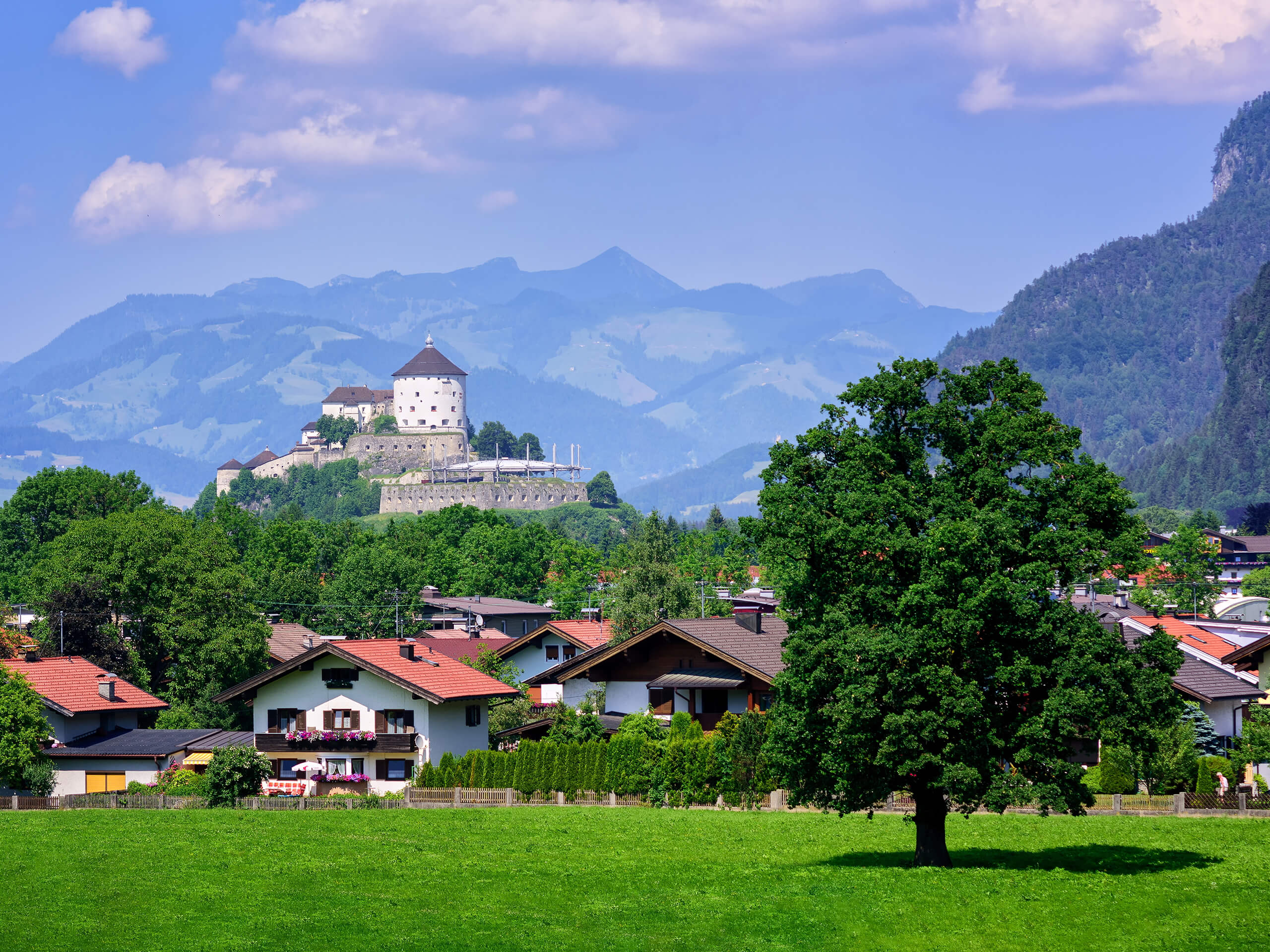 Ansicht auf Häuser und die Burg in Kufstein