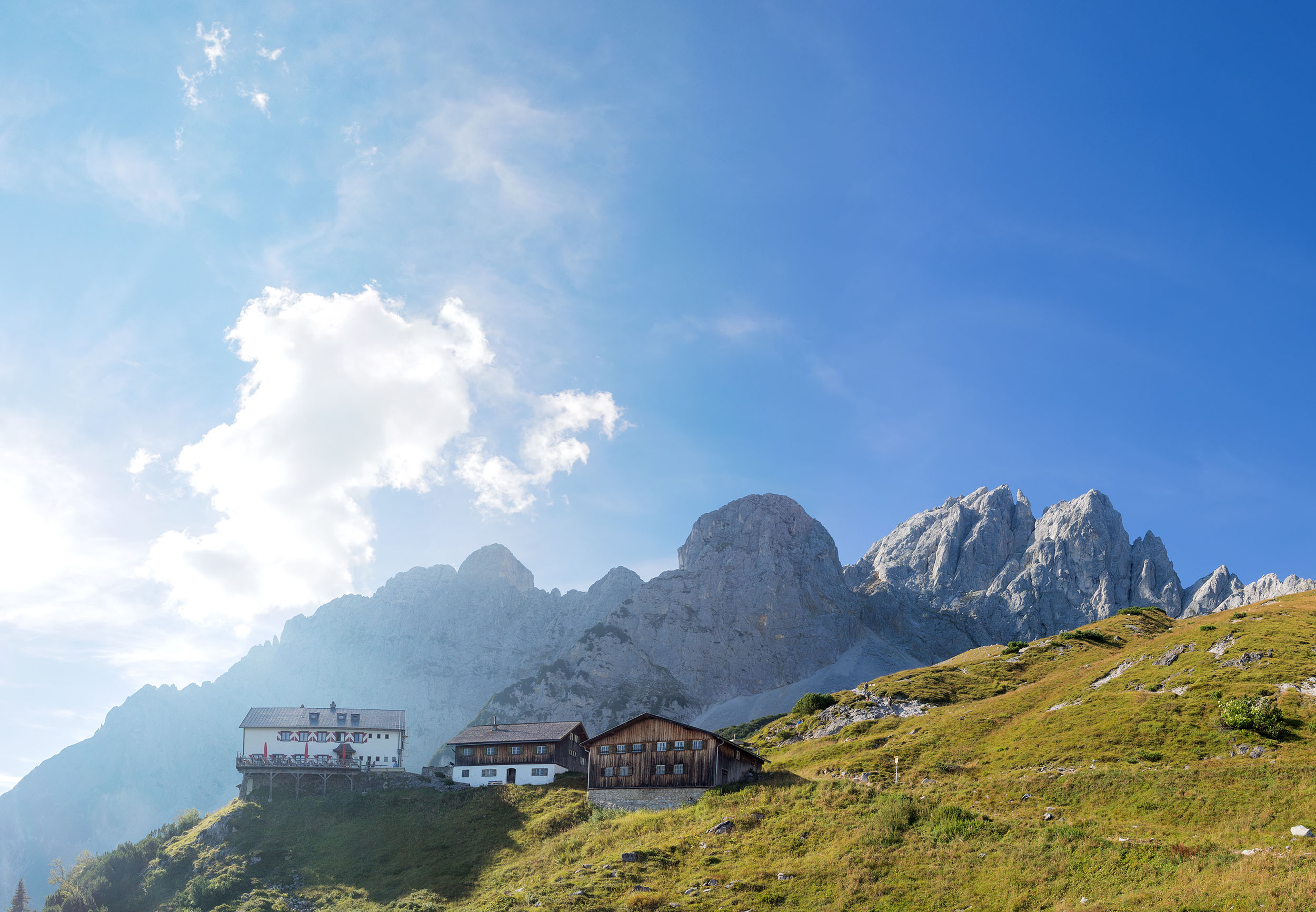 Berge in Going mit einer Alm im Vordergrund
