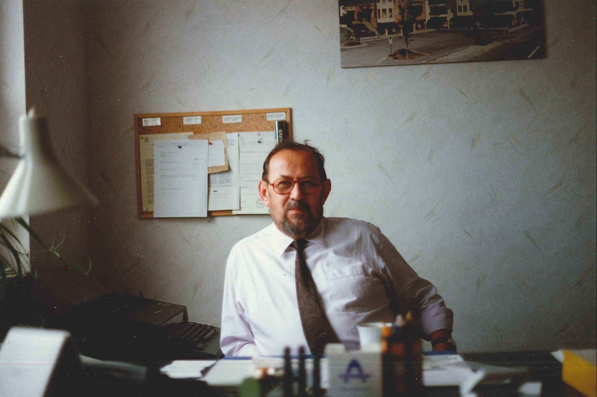 Roman Rezac Senior im Büro