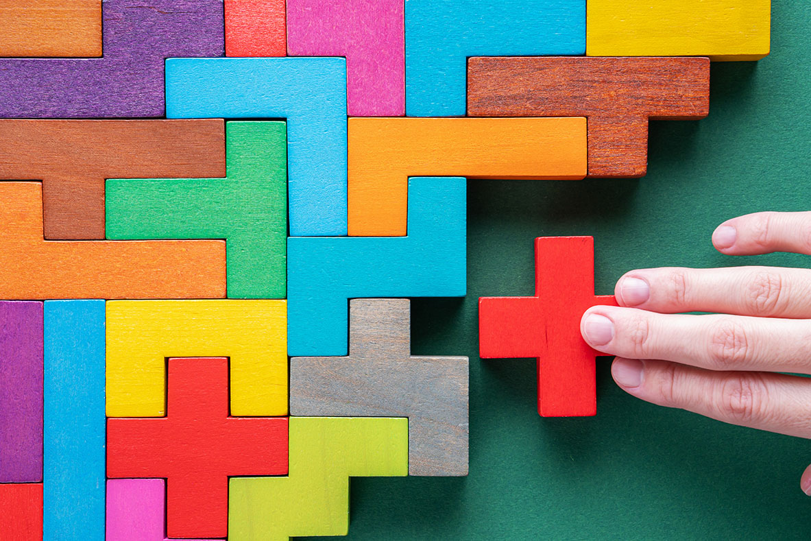 Holzblöcke Puzzle zusammenfügen zu einem Ganzen