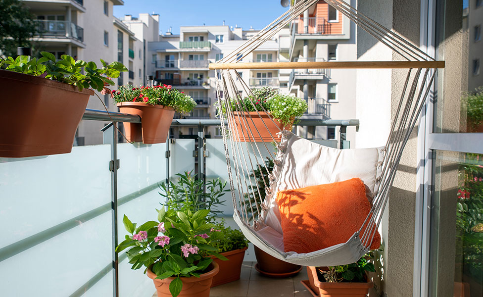 Gemütlich hergerichteter Balkon mit Hängesitz: Beitrag Balkon gestalten: Was darf man?