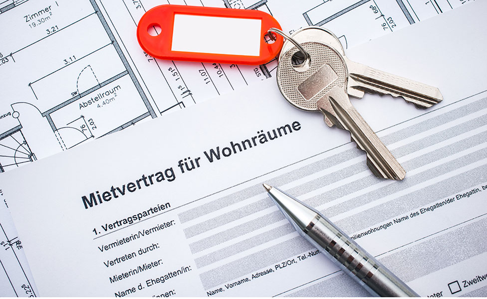 Muster-Mietvertrag mit Stift und Schlüssel, vor dem Eintritt in den MIetvertrag