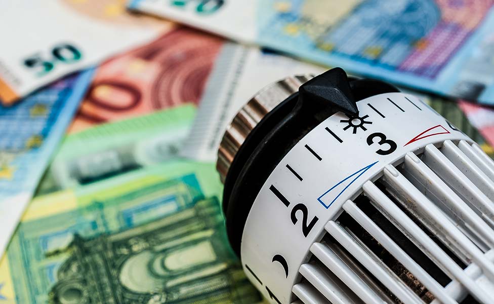 Heizungsthermostat liegt auf Geldscheinen als Symbol für die Heizkostenabrechnung