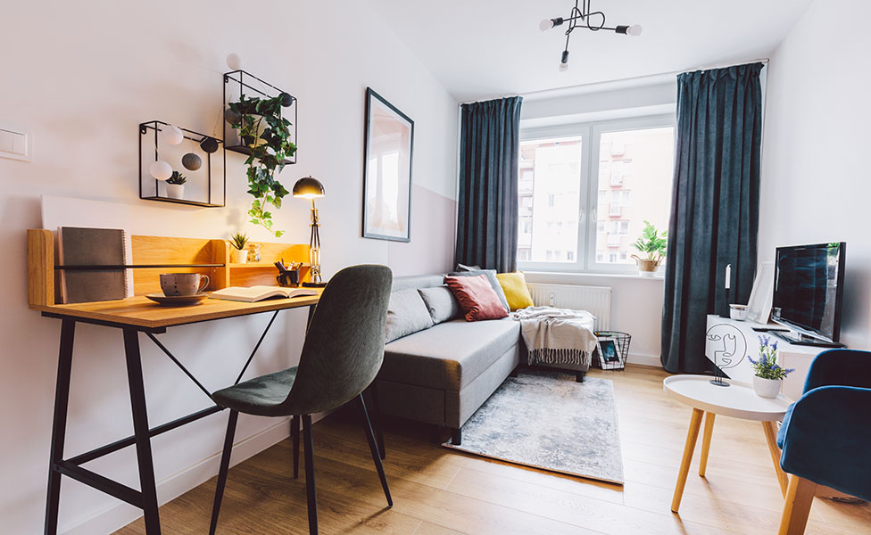Gemütlich eingerichtetes Wohn- und Arbeitszimmer: Beitrag Wann lohnt es sich zu vermieten?