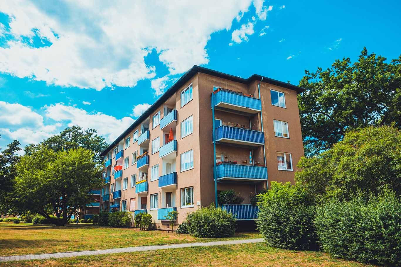 Apartmenthaus mit Balkonen im Grünen