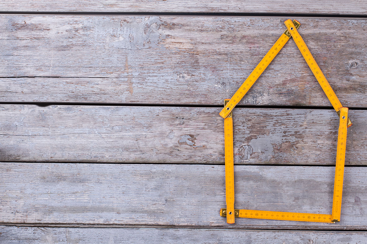 Hausumrandung mit Meterstab