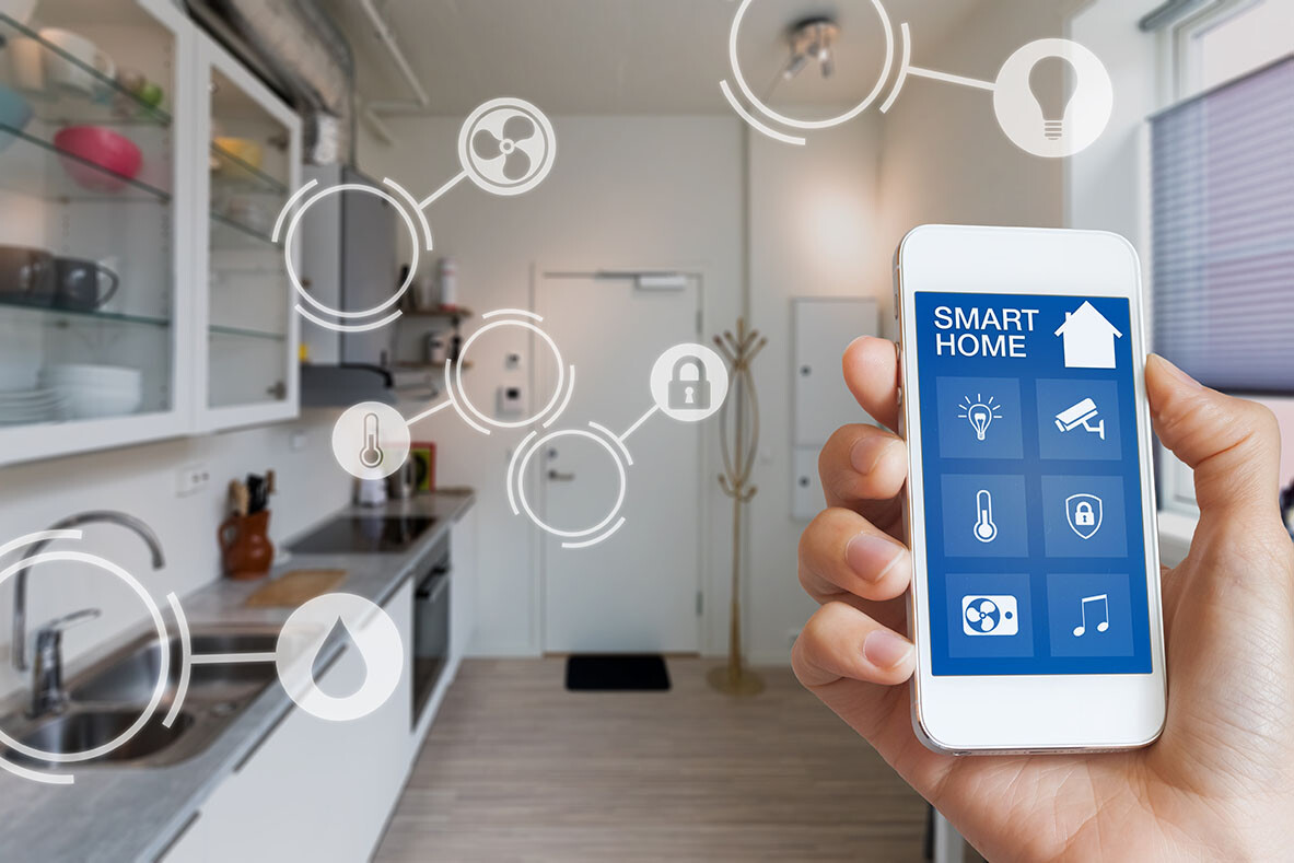 Smart Home: Frau hält Smartphone Steuerung