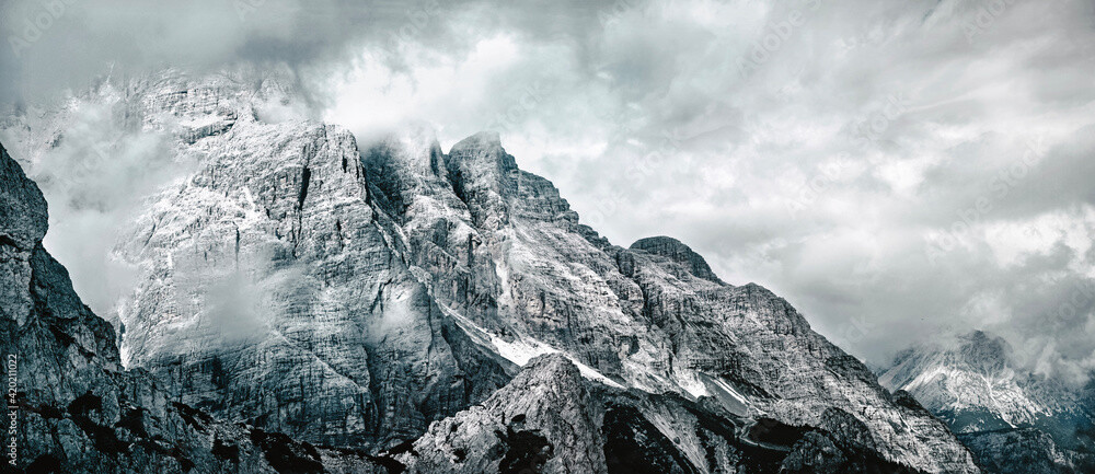 Berg bei grauem Himmel (unlizenziert)