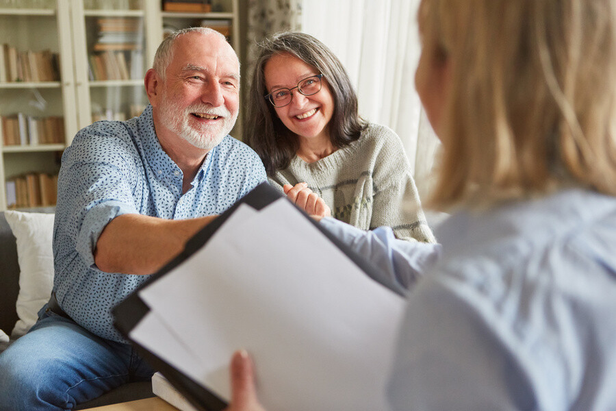 Handschlag Seniorenpaar und Makler