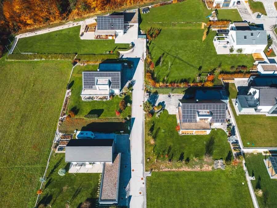 Panorama auf Häuser mit Solarpaneelen