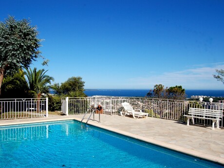 Pool mit Blick auf das Meer