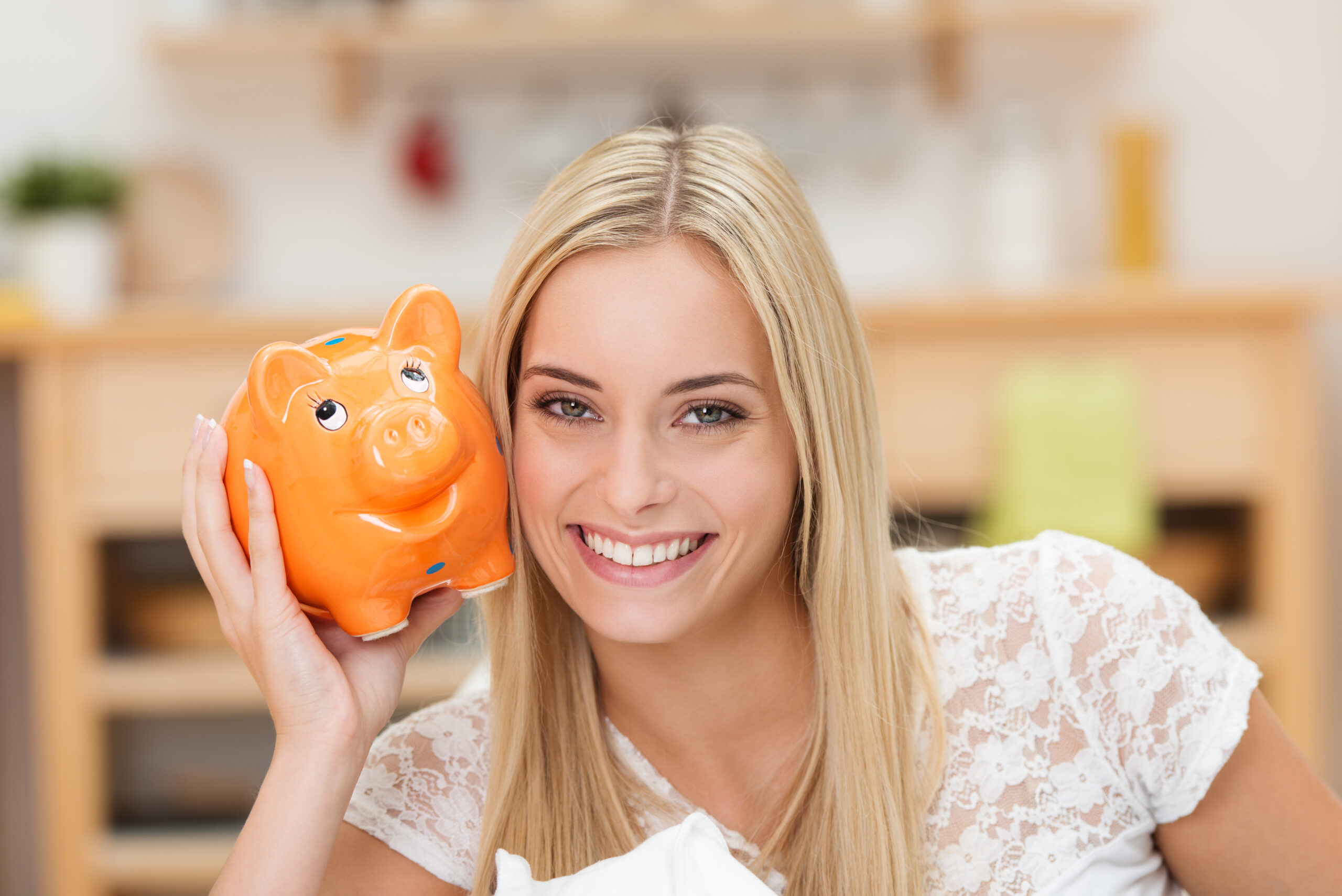 Frau mit Sparschwein